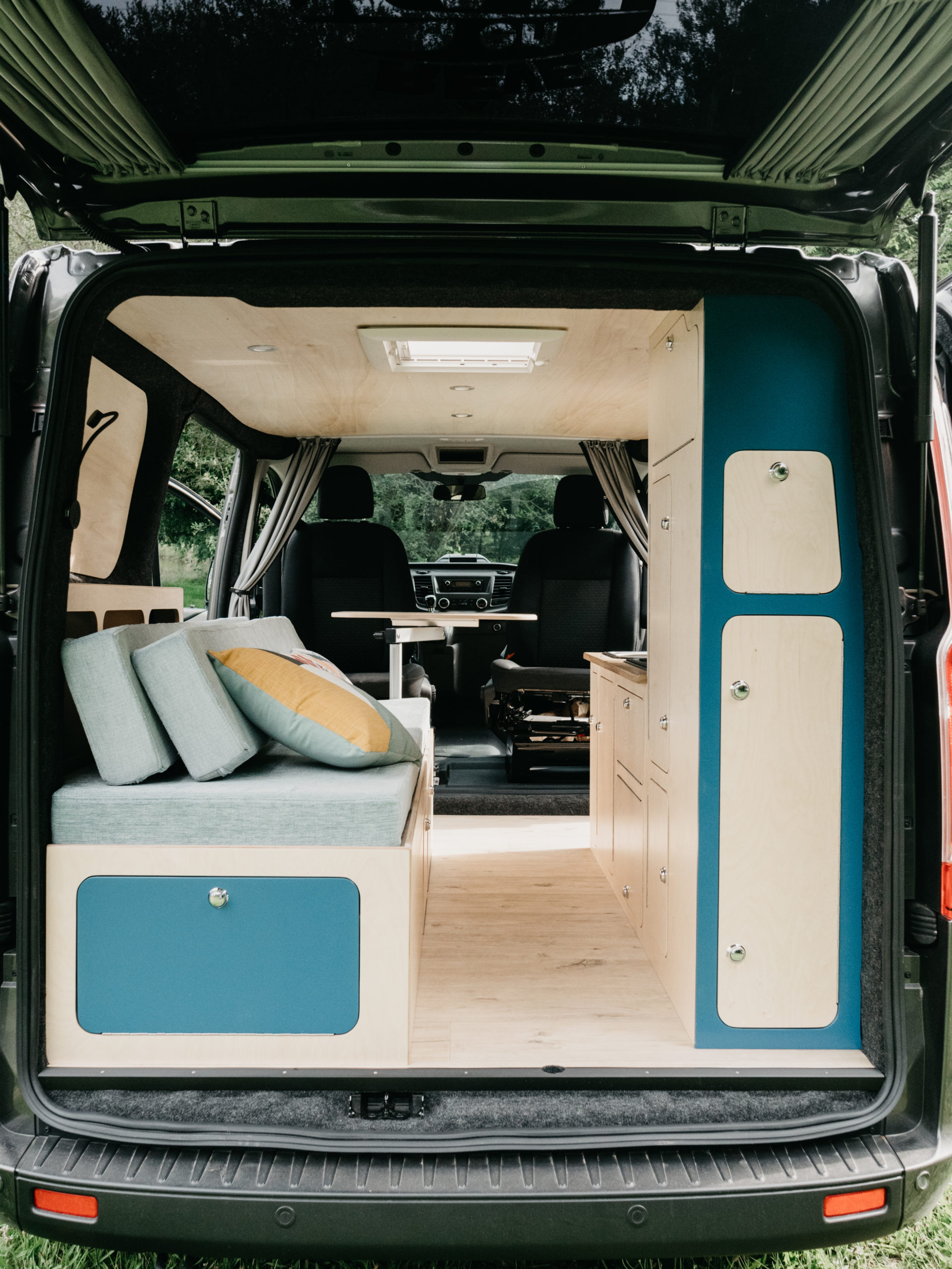 Van Table Moderne Et Intérieur Du Siège Avant Dans Le Camping-car