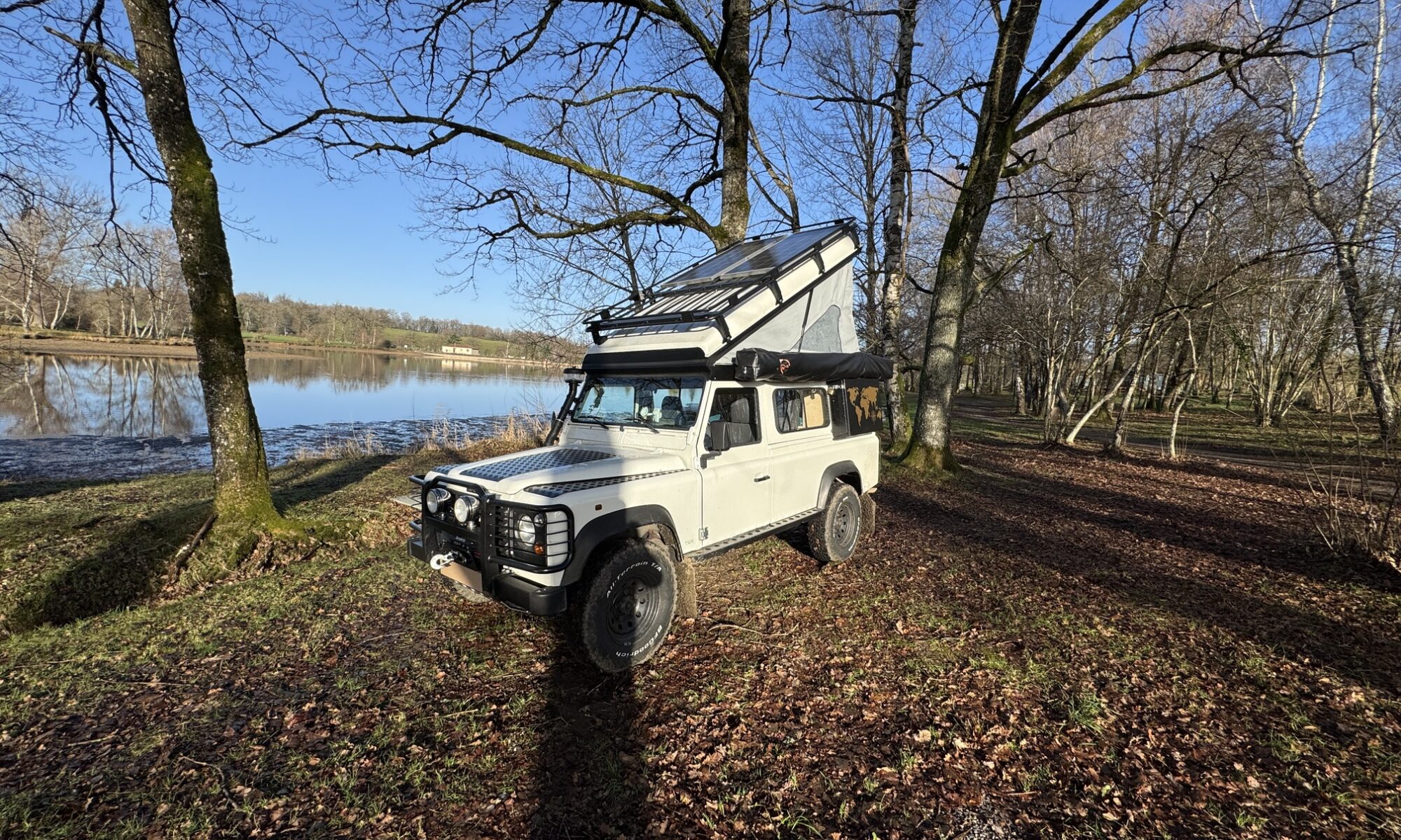 4x4 Land Rover Defender aménagé sur mesure : panneaux solaires sur le toit relevable